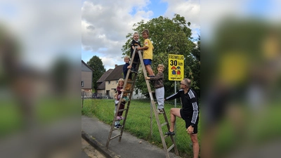 Ein gelbes Schild mit einer klaren Botschaft sorgt in der Ithstrasse für Aufsehen. (Foto: privat)