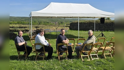 Geschafft: Innerhalb einer dreiviertel Stunde war beim Probelauf in Sichtweite des Welterbes Corvey alles für den Freiluft-Gottesdienst aufgebaut. (Foto: Pastoralverbund Corvey)