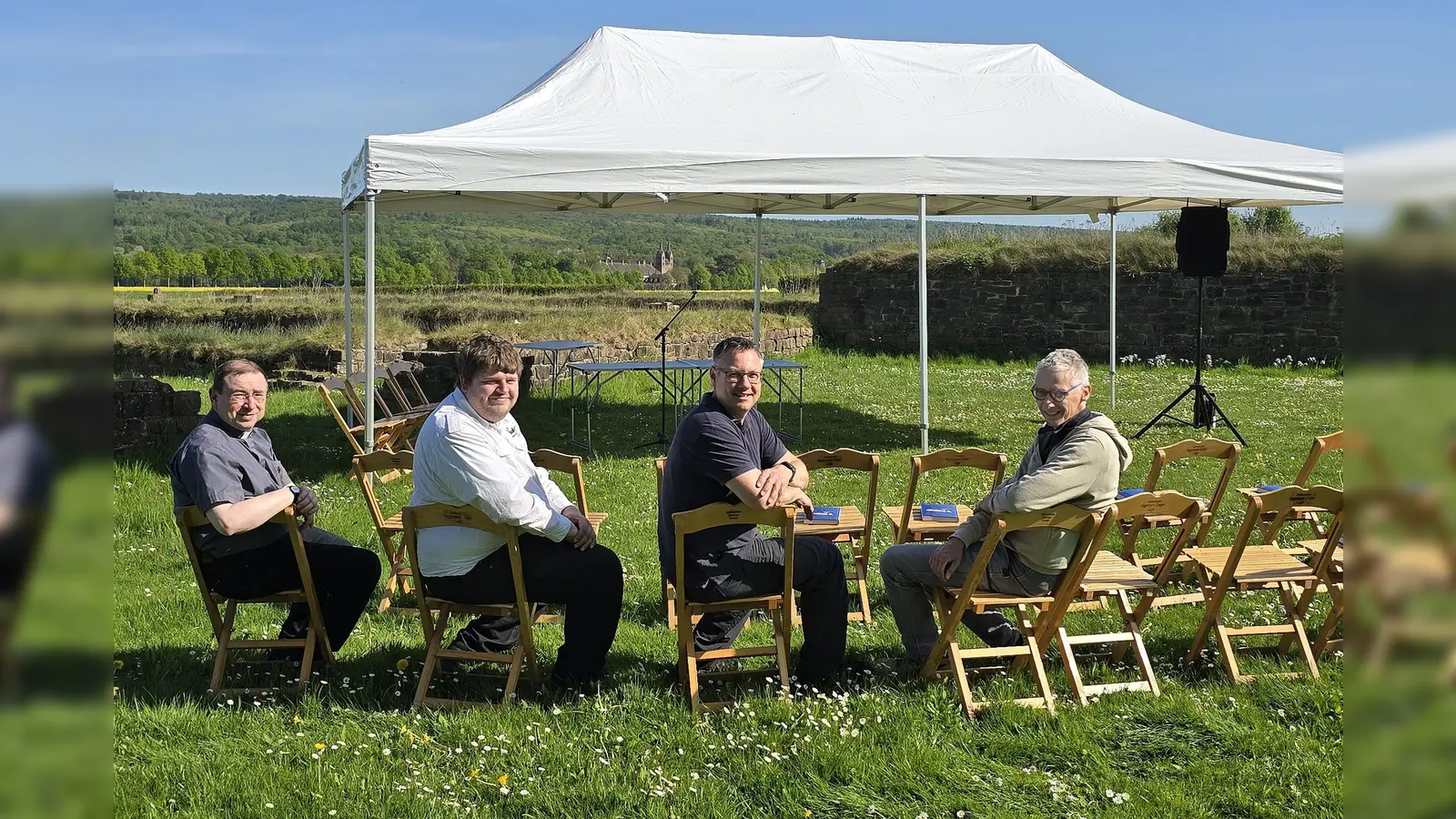 Geschafft: Innerhalb einer dreiviertel Stunde war beim Probelauf in Sichtweite des Welterbes Corvey alles für den Freiluft-Gottesdienst aufgebaut. (Foto: Pastoralverbund Corvey)