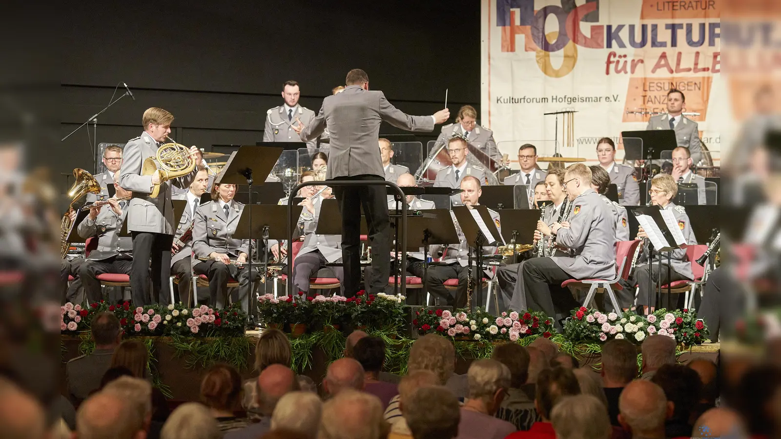 Spielte ein mitreissendes Konzert in der Stadthalle Hofgeismar: Das Heeresmusikkorps Kassel. Das Repertoire reichte dabei von Märschen bis Filmmusik. (Foto: Stefan Bönning)