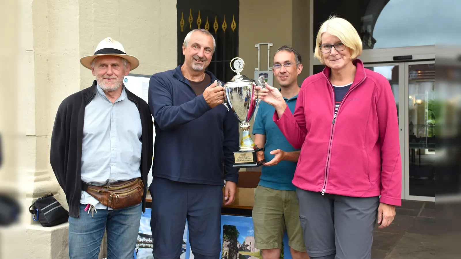 Bürgermeister Markus Dittrich (Mitte) überreichte den Wanderpokal an das Sieger-Team Kirsten Sommer und Gerhard Elsner. Die Stadtmeisterschaft hatte Wolfhard Ziegler (links) vom Bürgerverein Bad Karlshafen – Helmarshausen organisiert.  (Foto: Barbara Siebrecht)