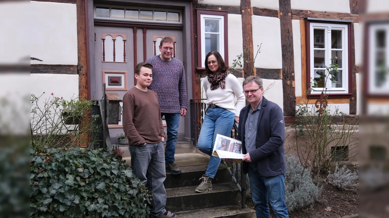 Familie Deutsch aus Wesertal-Oedelsheim konnte sich mithilfe des Servicezentrums Regionalentwicklung den Traum vom alten Fachwerkhaus erfüllen: Paul, Daniel und Heidrun Deutsch (v.li.) mit Dirk Hofmann, Fachdienstleiter Dorfentwicklung beim Servicezentrum.  (Foto: Landkreis Kassel)