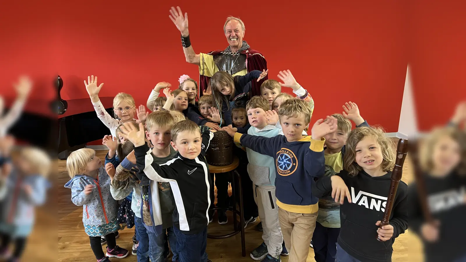 Unterstützt von Ritter Dietrich entdeckten Jungen und Mädchen verschiedene Instrumente. (Foto: Musikschule Hofgeismar)