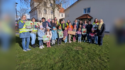 Stiller Protest gegen die KiBiz Reform: Mitarbeitende, Eltern und Kinder der Kita St. Nikolaus Natzungen setzten mit gemeinsamem Schweigen ein Zeichen. (Foto: privat)