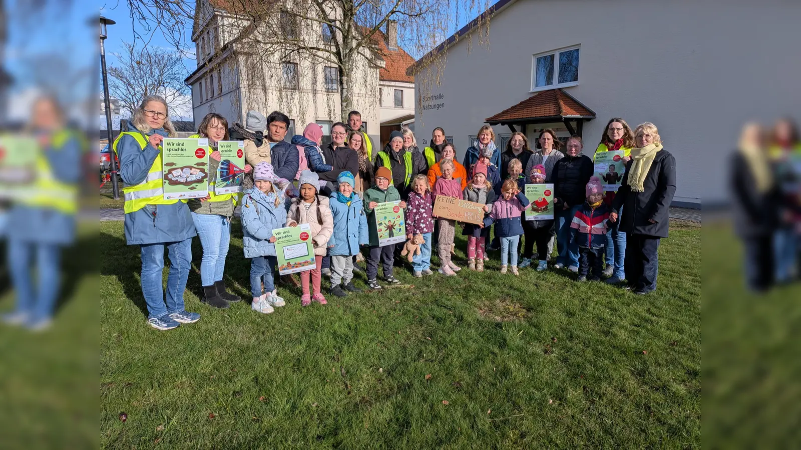 Stiller Protest gegen die KiBiz Reform: Mitarbeitende, Eltern und Kinder der Kita St. Nikolaus Natzungen setzten mit gemeinsamem Schweigen ein Zeichen. (Foto: privat)