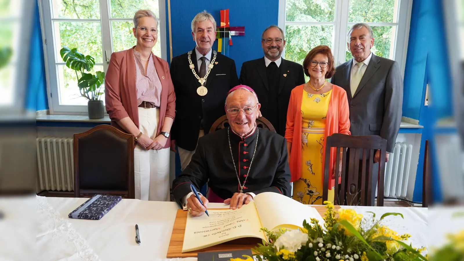 Eintrag ins goldene Buch (v.l.): Jutta Robrecht (stellvertretende Bürgermeisterin), Bürgermeister Hermann Temme, Monsignore Andreas Kurte, Ursula Grewe (stellvertretende Bürgermeisterin) und Friedhelm Spieker (ehemaliger Landrat des Kreises Höxter). (Foto: Stadt Brakel)