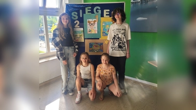 Die Siegerinnen mit ihren Kunstwerken (v.l.): die Siegerinnen Emma Behrend und Elina Schauka, die drittplatzierte Jella Freytag sowie die Sonderpreis-Gewinnerin Sara Janzen. (Foto: privat)