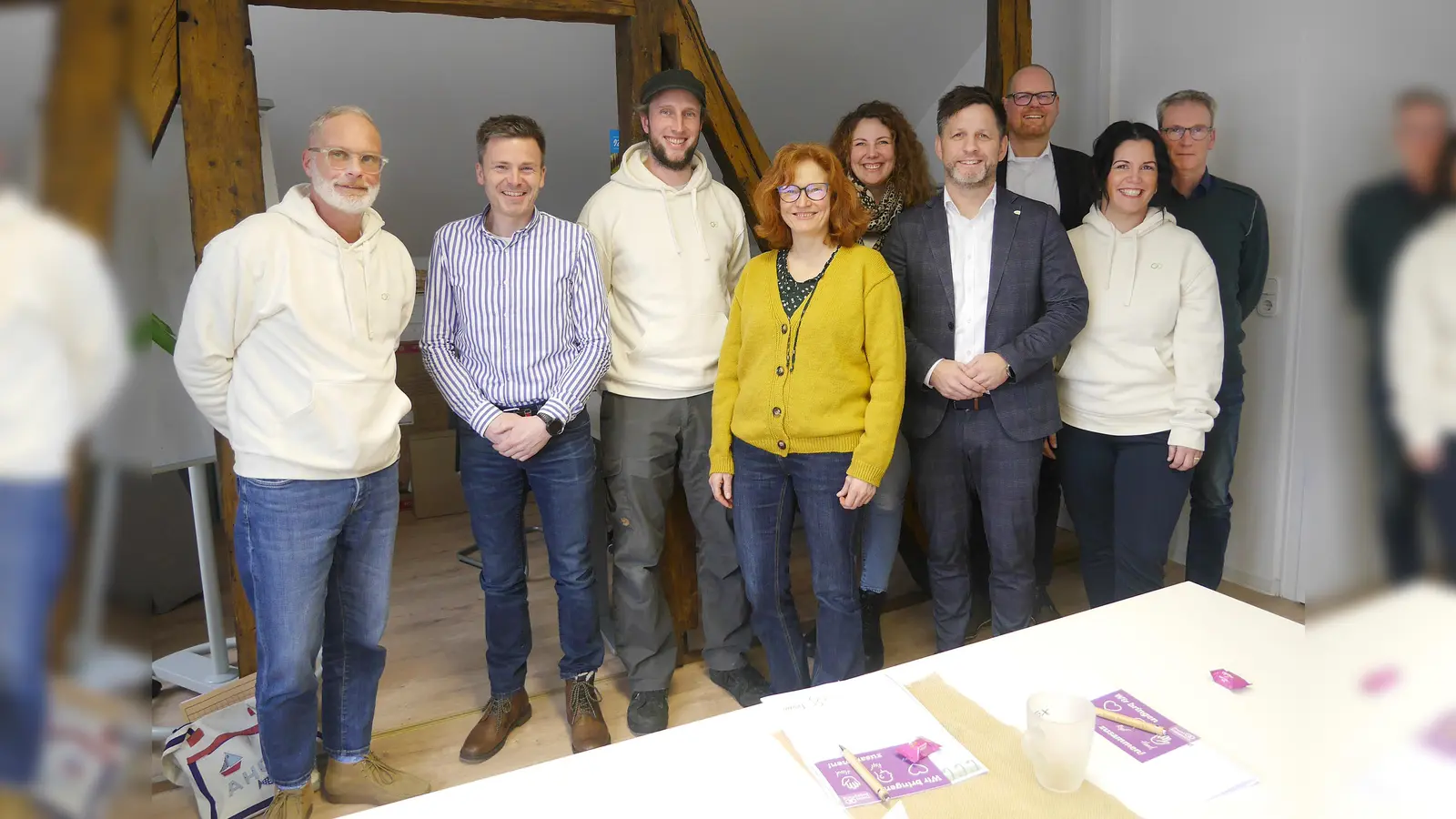 Gelungener Auftakt zur neuen Aktion „FerienZEIT“ von Projekt Begegnung (v.l.): Robert Hartmann, Philip Becker, Peter Kamischke-Funk, Monika Mönnekes, Annika Müller, Tino Wenkel, Michael Helmig, Sarah Austermühl und Stefan Bonefeld. (Foto: Burkhard Schwannecke)