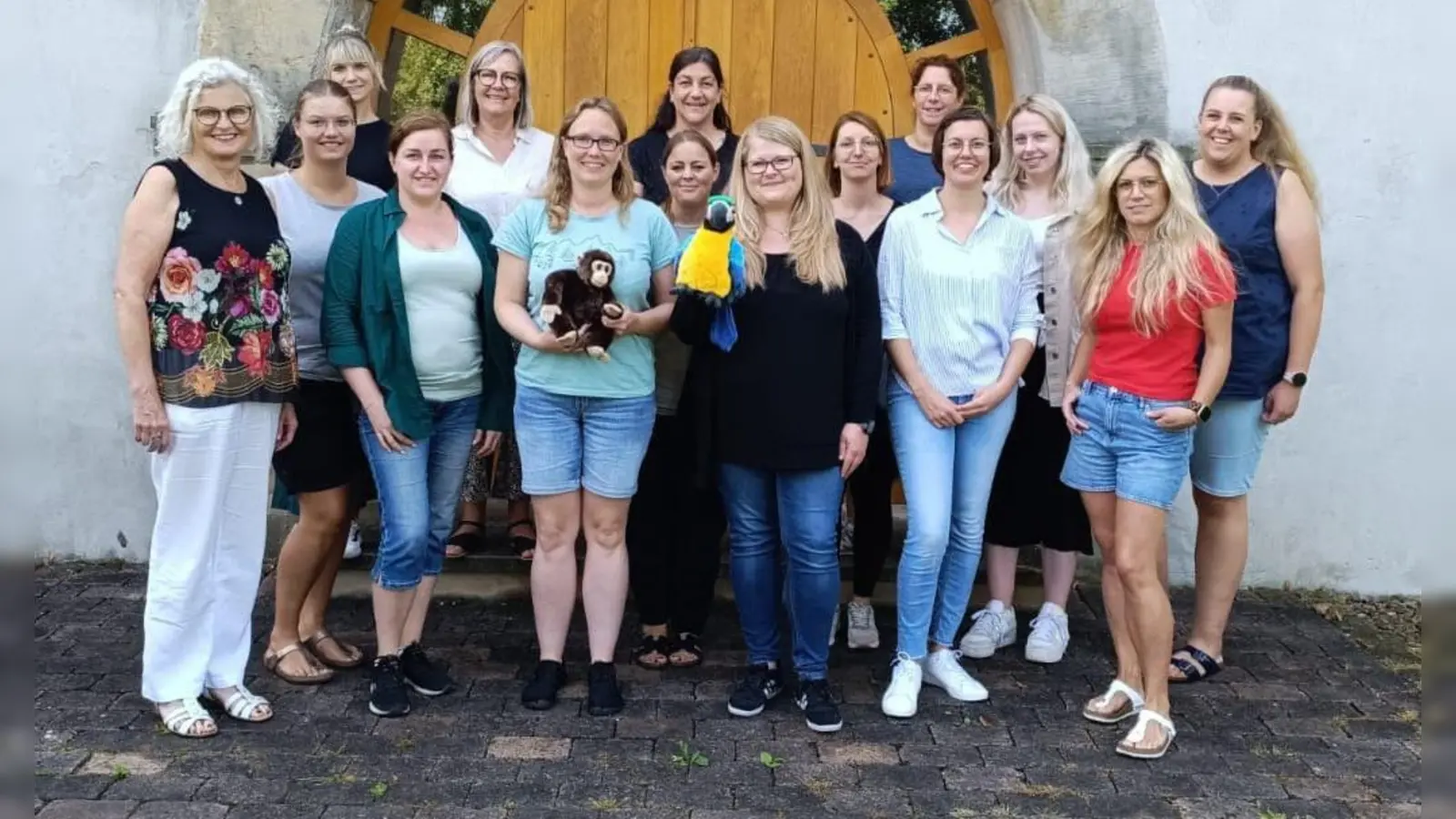 Mit dem Achtsamkeitsprojekt „Affenstill“ gegen Stress bei Kindern: die Teilnehmerinnen der Fortbildung waren Kirsten Husberg-Poll (Städt. Kita Am Schloss Gehrden), Melina Potthast (Städt. Kita Glückspilz Frohnhausen), Tina Bertuch (Städt. Kita „Flotte Rasselbande“ Riesel), Christina Liene (Städt. Kita Droste Hülshoff Bökendorf), Ann-Christin Goldmann (Städt. Kita Die kleinen Grashüpfer Nieheim), Anna-Lena Helmes (Kita Abenteuerland Oeynhausen), Katarina Ostapjuk und Maike Fischer (beide Städt. Kita Heinturmwichtel Ossendorf), Lara Scherf und Jennifer Gladen (beide Städt. Kita Großeneder), Katharina Knack und Mandy Jobs (Familienzentrum am Park Peckelsheim) sowie Daniela Koch (Städt. Kita Bergheim). (Foto: Kreis Höxter)