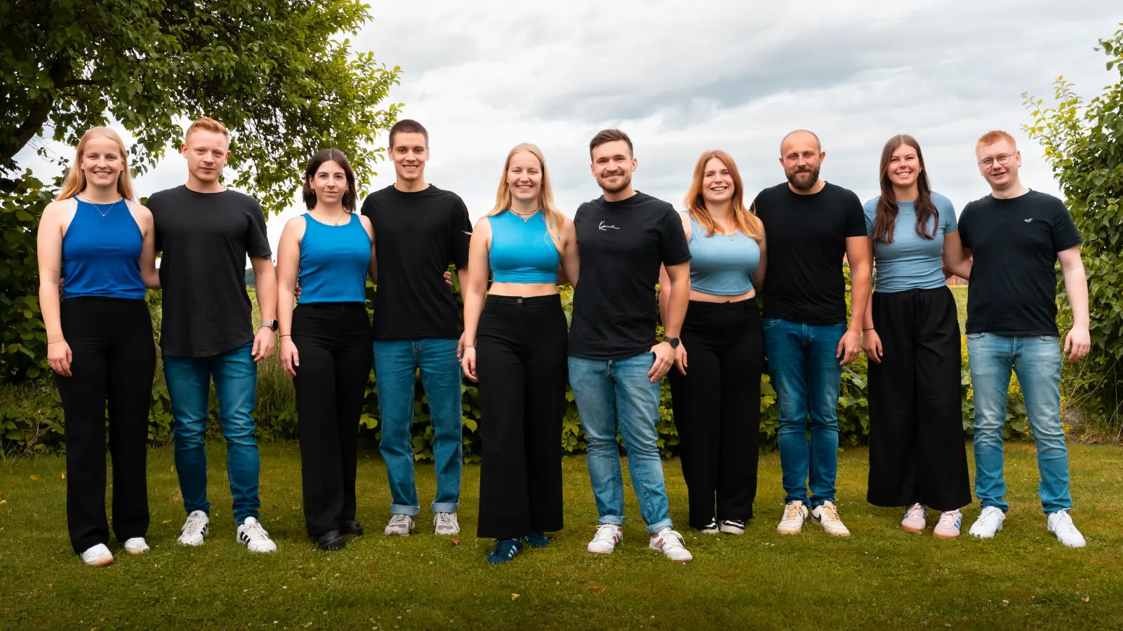 Königspaar und Hofstaat 2025 (v.l.): Patrice Hillebrand, Jan Bickmann, Mareike Schnurbusch, Florian Münster, Svea Hillebrand, Maximilian Gehrke, Sophia Gehrke, Rico Golüke, Meike Becker, Finn Hillebrand. (Foto: privat)