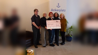 Spendenübergabe im Ankerplatz Brakel (v.l.): Hermann Köhne (Regenbogen), Gabriele Hanke (Zonta), Daniela Nowak-Henkel (Regenbogen), Annette Finkeldei (Präsidentin Zonta), Karin Sielemann (Zonta). (Foto: privat)