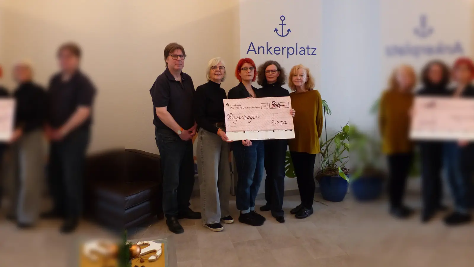 Spendenübergabe im Ankerplatz Brakel (v.l.): Hermann Köhne (Regenbogen), Gabriele Hanke (Zonta), Daniela Nowak-Henkel (Regenbogen), Annette Finkeldei (Präsidentin Zonta), Karin Sielemann (Zonta). (Foto: privat)