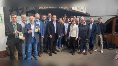 Vertreter der Landkreise Hochsauerland, Waldeck-Frankenberg, Höxter und Kassel sowie der Anliegerkommunen und Touristinformationen am Diemelradweg. (Foto: privat)