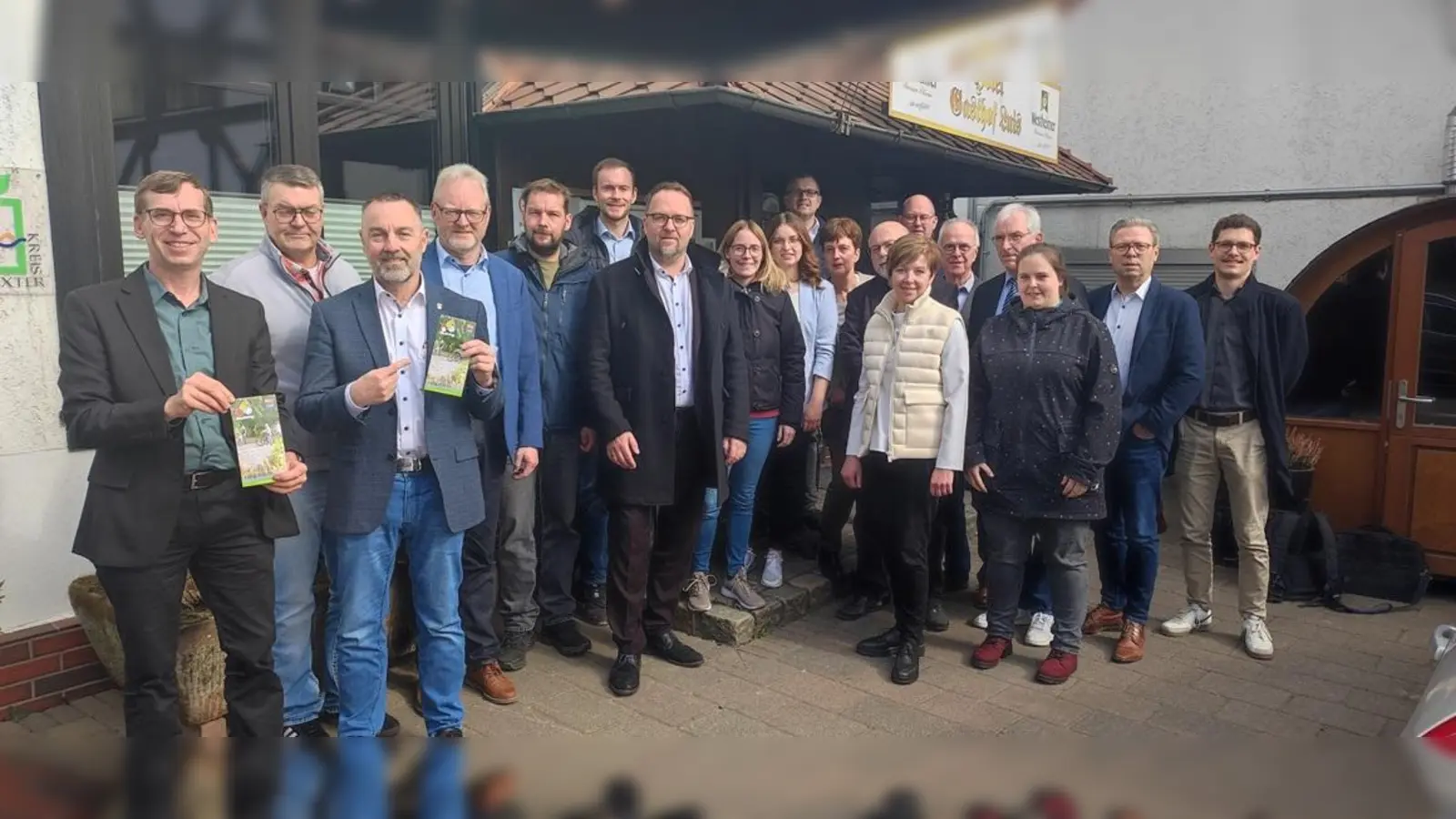 Vertreter der Landkreise Hochsauerland, Waldeck-Frankenberg, Höxter und Kassel sowie der Anliegerkommunen und Touristinformationen am Diemelradweg. (Foto: privat)