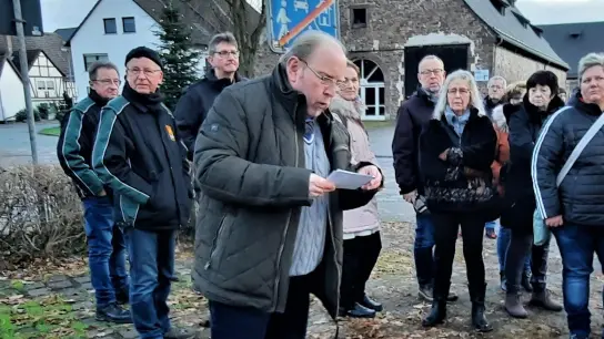 Dorfheimatpfleger Peter Siebert führte die Mitglieder des Schützenvereins durch die Geschichte ihres Ortes.  (Foto: Schützenverein Lauenförde)