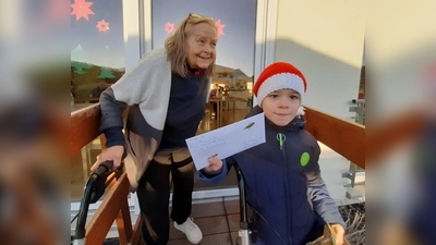 Theo überreichte seinen Brief an Doris Schultheis. (Foto: young caritas)