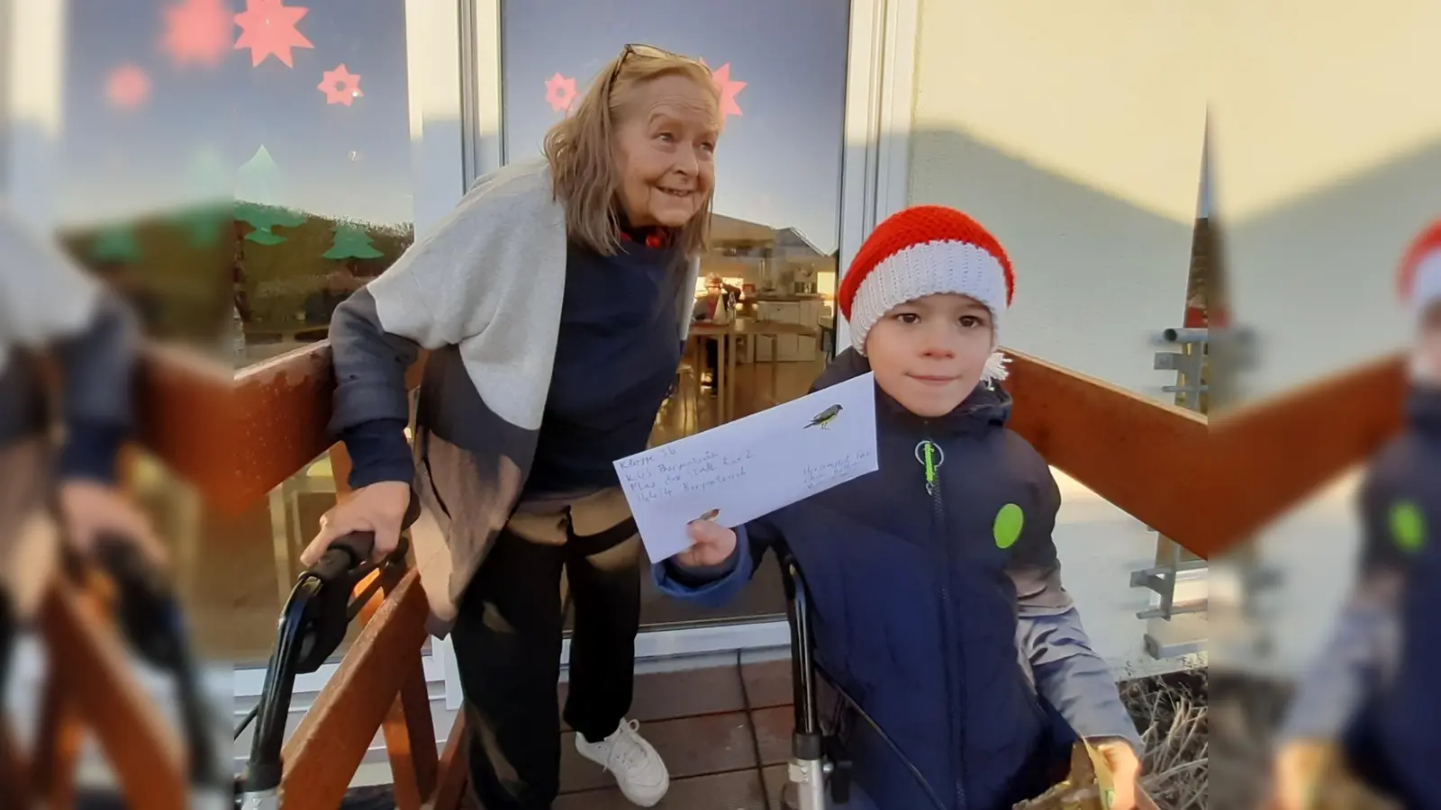 Theo überreichte seinen Brief an Doris Schultheis. (Foto: young caritas)