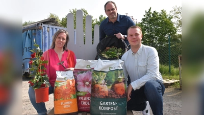 Partner für Stoffkreislauf! Die Geschäftsführerin Alexandra Potthast (Helwig + Wehrmann) und die Betriebsleiter Jens Markus und Leon Dietrich (Remondis Höxter) verwandeln Grünschnitt in wertvolle Erden.  (Foto: Barbara Siebrecht)