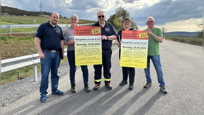 Das Organisationsteam präsentiert stolz das Veranstaltungsplakat und freut sich auf einen ereignisreichen Tag auf der B241 zu dem 3.000 bis 4.000 Gäste erwartet werden. (Foto: SVR/TIUslar_2025)