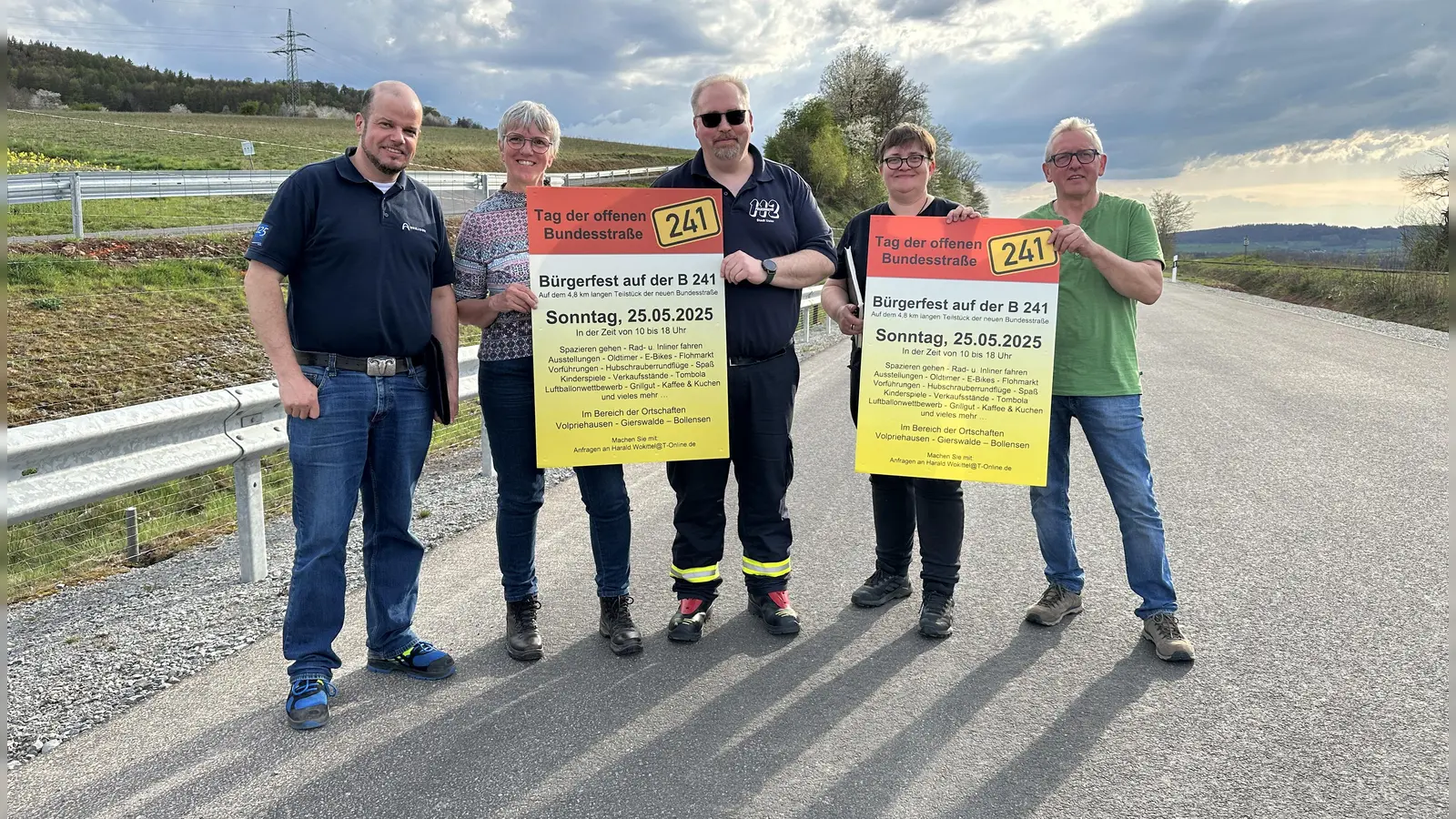 Das Organisationsteam präsentiert stolz das Veranstaltungsplakat und freut sich auf einen ereignisreichen Tag auf der B241 zu dem 3.000 bis 4.000 Gäste erwartet werden. (Foto: SVR/TIUslar_2025)
