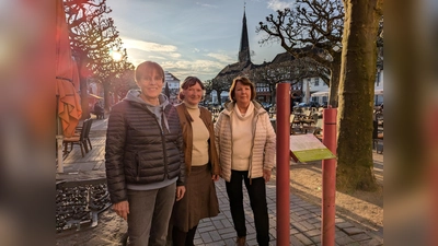 Die Stadtführerinnen Ruth Koßmann, Elisabeth Kilian und Marion Lampe (v. l.) kennen Holzminden wie ihre Westentasche. (Foto: Stadtmarketing Holzminden GmbH)