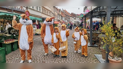 Osterhasen auf dem Landmarkt. (Foto: Touristik-Information Uslar)