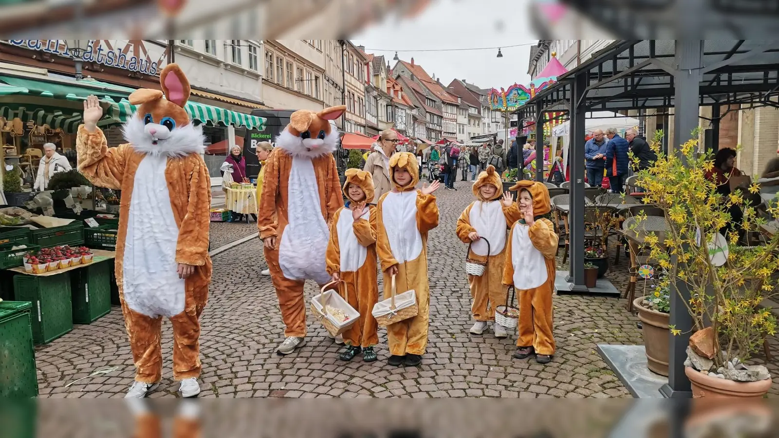 Osterhasen auf dem Landmarkt. (Foto: Touristik-Information Uslar)