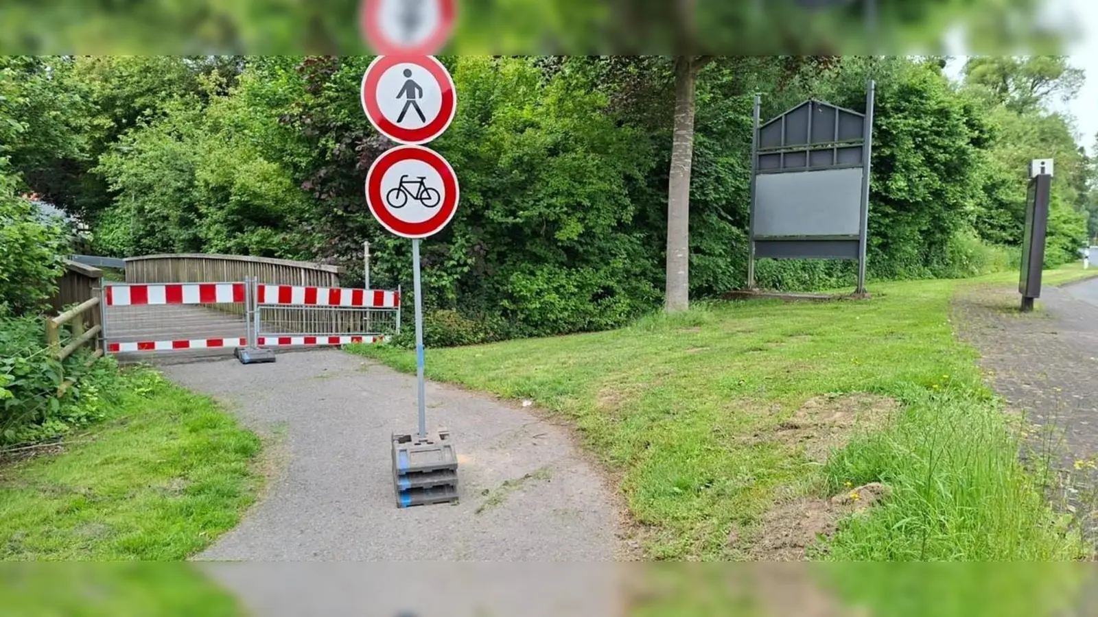 Die Rad- und Fußwegbrücke über den Bollerbach an der Lütmarser Straße ist gesperrt. (Foto: privat)