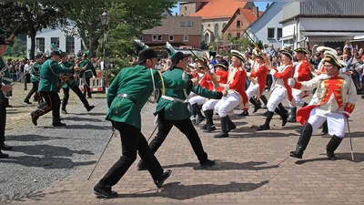 Über 400 Akteure stellen an Pfingsten in Bodenfelde die symbolische Eroberung des Weserortes nach. Das nur alle fünf Jahre stattfindende Fest hat eine 350jährige Tradition. (Foto: Schüttenhoffgesellschaft / Thomas Thiele)