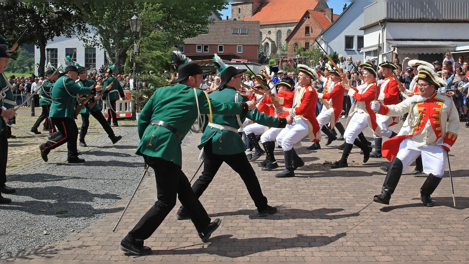 Über 400 Akteure stellen an Pfingsten in Bodenfelde die symbolische Eroberung des Weserortes nach. Das nur alle fünf Jahre stattfindende Fest hat eine 350jährige Tradition. (Foto: Schüttenhoffgesellschaft / Thomas Thiele)