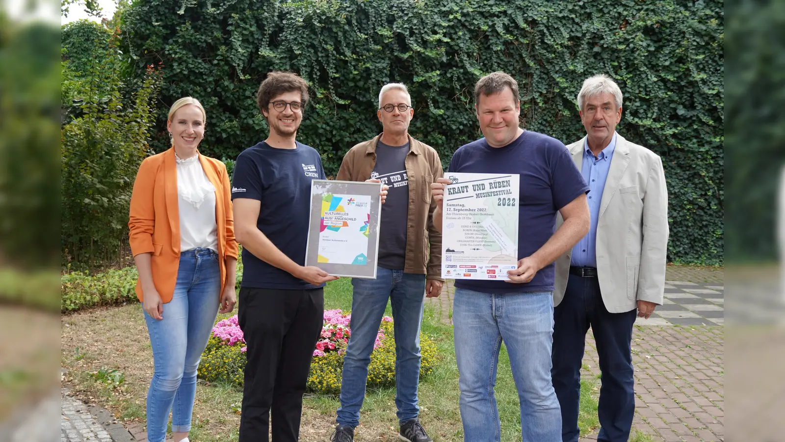 Trafen sich zur Auszeichnung (v.l.): Leonie Koch, Kai Greupner, Dirk Brassel (Stadt Brakel), Dennis Groppe und Bürgermeister Hermann Temme. (Foto: privat)
