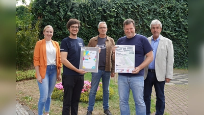 Trafen sich zur Auszeichnung (v.l.): Leonie Koch, Kai Greupner, Dirk Brassel (Stadt Brakel), Dennis Groppe und Bürgermeister Hermann Temme. (Foto: privat)