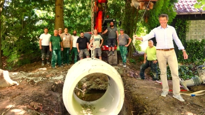 Marcus Graf von Oeynhausen-Sierstorpff (ganz rechts) mit Arbeitern beim Kanal-End-Fest im Gräflichen Park. (Foto: Doris Dietrich)