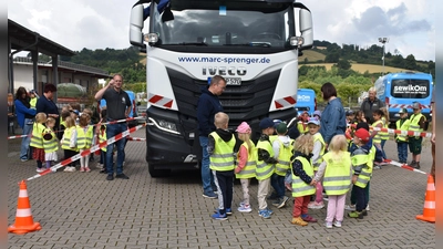 Vor und neben dem LKW waren die toten Winkel mit Absperrband markiert. Die Kinder versteckten sich in diesen Bereichen vor dem „Fahrer“ im Führerhaus.  (Foto: Barbara Siebrecht)