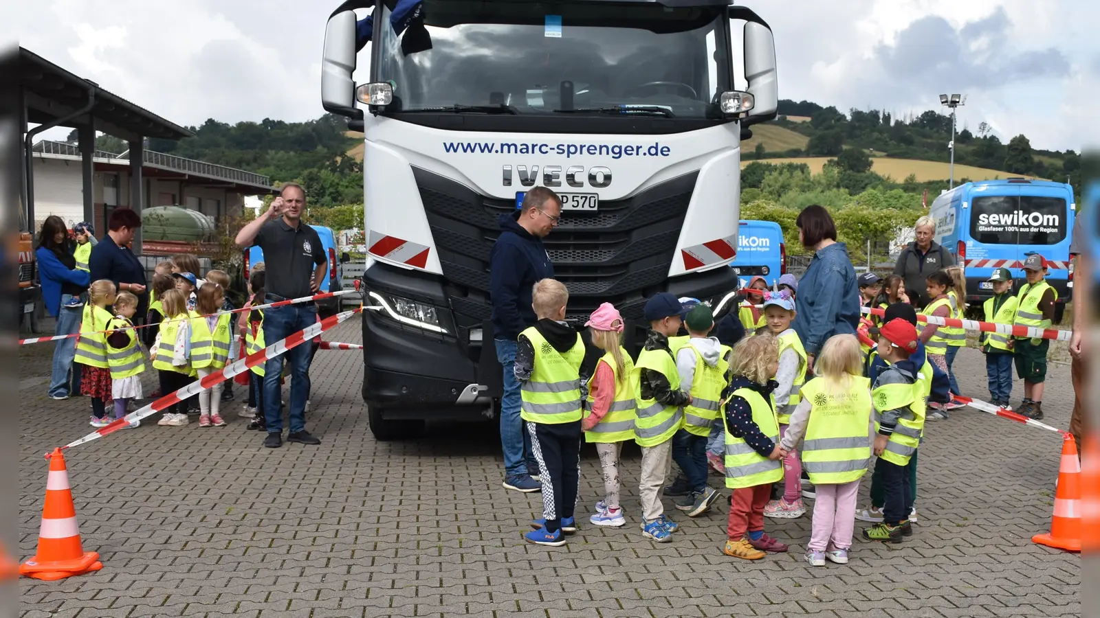 Vor und neben dem LKW waren die toten Winkel mit Absperrband markiert. Die Kinder versteckten sich in diesen Bereichen vor dem „Fahrer“ im Führerhaus.  (Foto: Barbara Siebrecht)