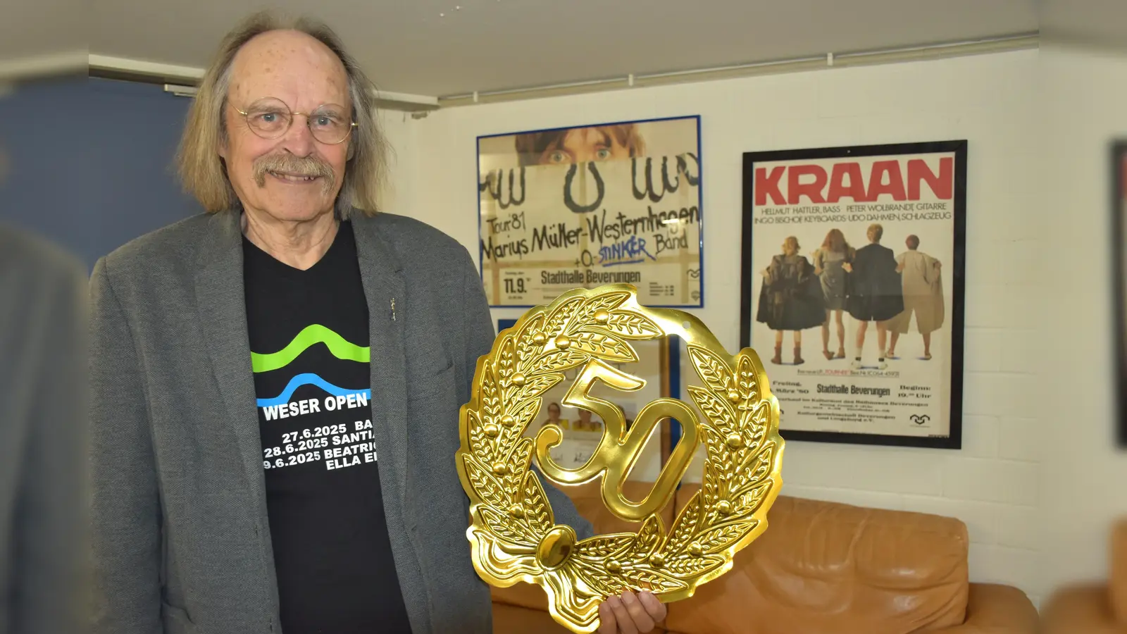 Volker Faltin ist Gründungsmitglied und Triebfeder der Open Airs zeigte alte Plakate in der Künstlergarderobe.  (Foto: Barbara Siebrecht)