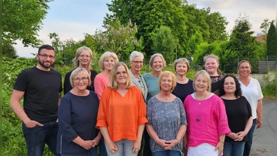 Teilnehmer und Dozemten bei der Hospizbewegung Warburg (v.l.): Patrick Menne, Christiane Fiebig, Daniela Thonemann, Rita Arens, Karin van den Boom, Ute Fögen, Ulrike Menn (Kursleitung), Sylvia Anderson, Monika Gertel-Schulz (Kursleitung), Sirpa Gante, Lisa-Marie Paper, Alouette Schöne und Christiane Musiol (Foto: Hospizbewegung Warburg  / privat)
