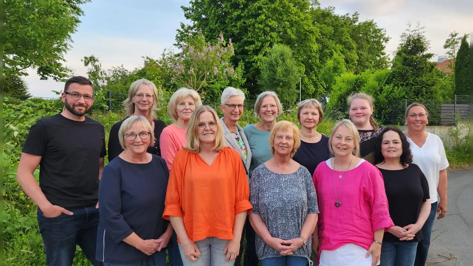 Teilnehmer und Dozemten bei der Hospizbewegung Warburg (v.l.): Patrick Menne, Christiane Fiebig, Daniela Thonemann, Rita Arens, Karin van den Boom, Ute Fögen, Ulrike Menn (Kursleitung), Sylvia Anderson, Monika Gertel-Schulz (Kursleitung), Sirpa Gante, Lisa-Marie Paper, Alouette Schöne und Christiane Musiol (Foto: Hospizbewegung Warburg  / privat)