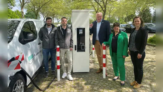 Wie hier am Floßplatz kann an vier zusätzlichen Standorten in Höxter Strom getankt werden – (v.l.) Dominik Sliz und Holm Freyer, Westfalen Weser Ladeservice GmbH, Bürgermeister Daniel Hartmann, Baudezernentin Claudia Koch und Maja Beineke, Sachbearbeiterin Bauverwaltung Stadt Höxter stellen die neuen Ladestationen vor. (Foto: Stadt Höxter)