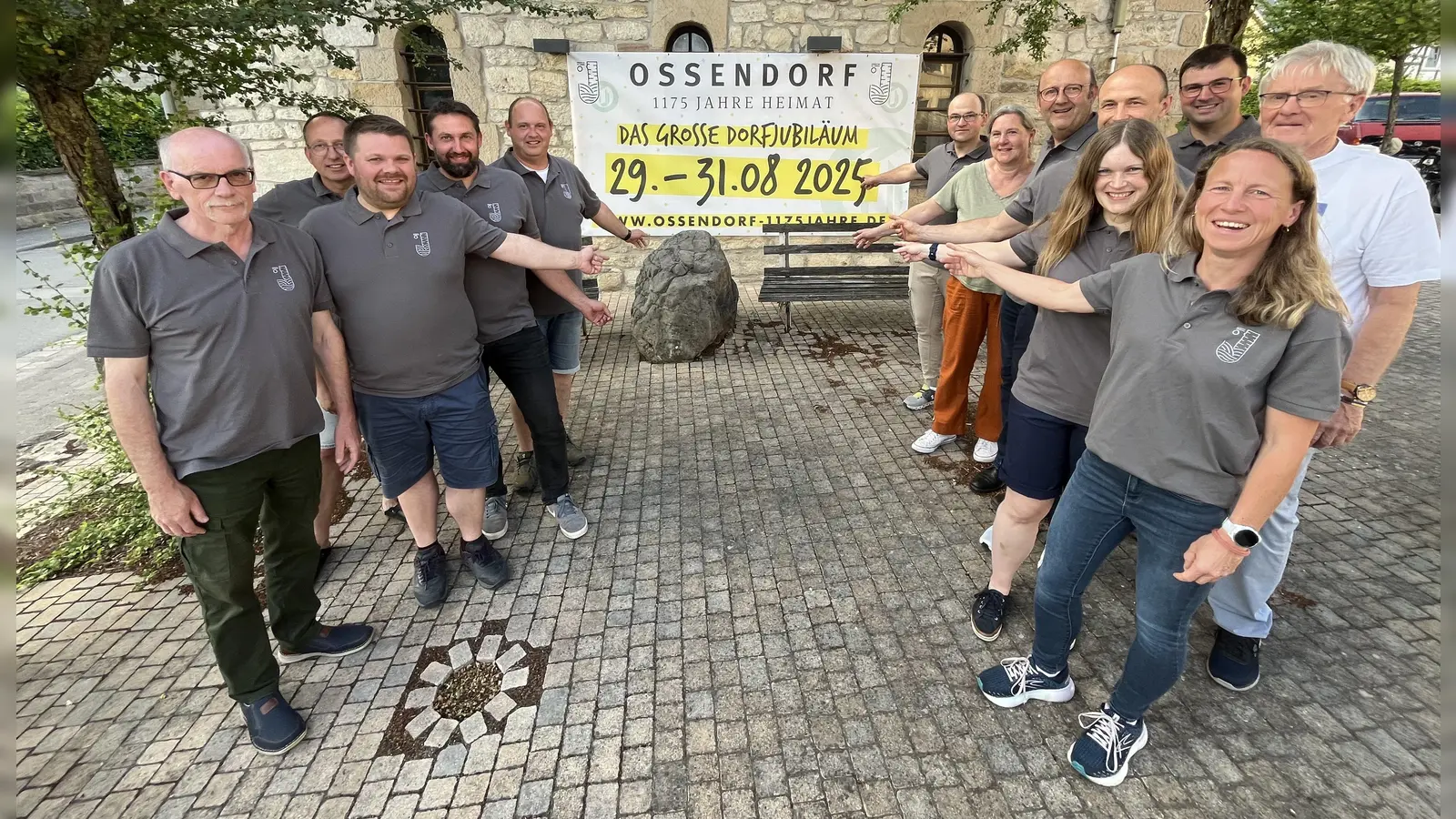 Auf die Gäste freut sich die Arbeitsgruppe (v.l.): Erwin Heinrich Dübbert, Markus Engemann, Wilhelm Thonemann, Johannes Laudage, Marc Engemann, Wilhelm Engemann, Birgit Rothenberg, Stefan Kleinhans, Witali Wolf, Andrea Engemann, Christoph Engemann, Peggy Wolf und Walter Güntermann. (Foto: privat)