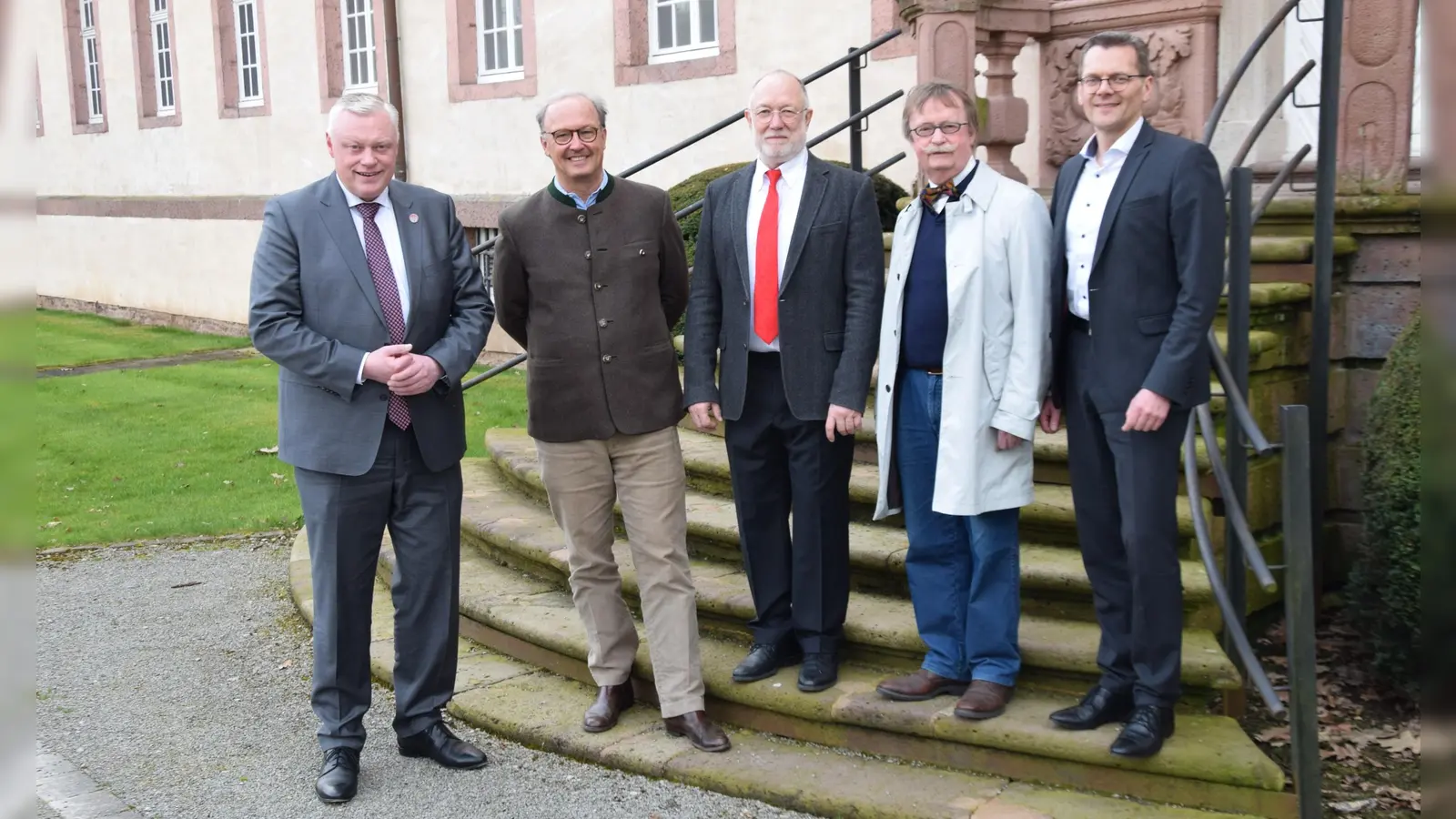 Freuen sich auf einen spannenden und unterhaltsamen Vormittag - Die Veranstalter der Fallersleben-Rede vor dem Schloss Corvey: Bürgermeister Daniel Hartmann, Viktor Herzog von Ratibor und Fürst von Corvey, Dr. Michael Stoltz , HVV-Vorsitzender Norbert Drews und Michael Meier von der VerbundVolksbank OWL.  (Foto: Stadt Höxter)