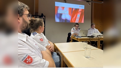 David Müller-Reich und Noah Finn Schikora bei der Jahreshauptversammlung. (Foto: Malteser Höxter / privat)