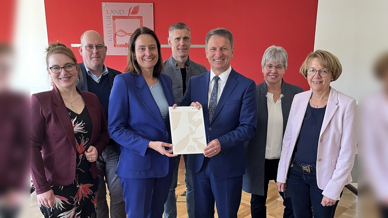 Freuen sich über die Förderung zur Modernisierung der kreiseigenen Berufskollegs (v.l.): Kreisdirektorin Manuela Kupsch, Michael Stolte, Geschäftsführer der Gesellschaft für Wirtschaftsförderung im Kreis Höxter, Regierungspräsidentin Anna Katharina Bölling, Peter Heinemann, stellvertretender Schulleiter des Berufskollegs Kreis Höxter, Landrat Michael Stickeln, Christina Schäfers, stellvertretende Schulleiterin des Johann-Conrad-Schlaun-Berufskollegs, und Gabriele Böker, Leiterin der Abteilung Schule und Kultur beim Kreis Höxter. (Foto: Kreis Höxter)