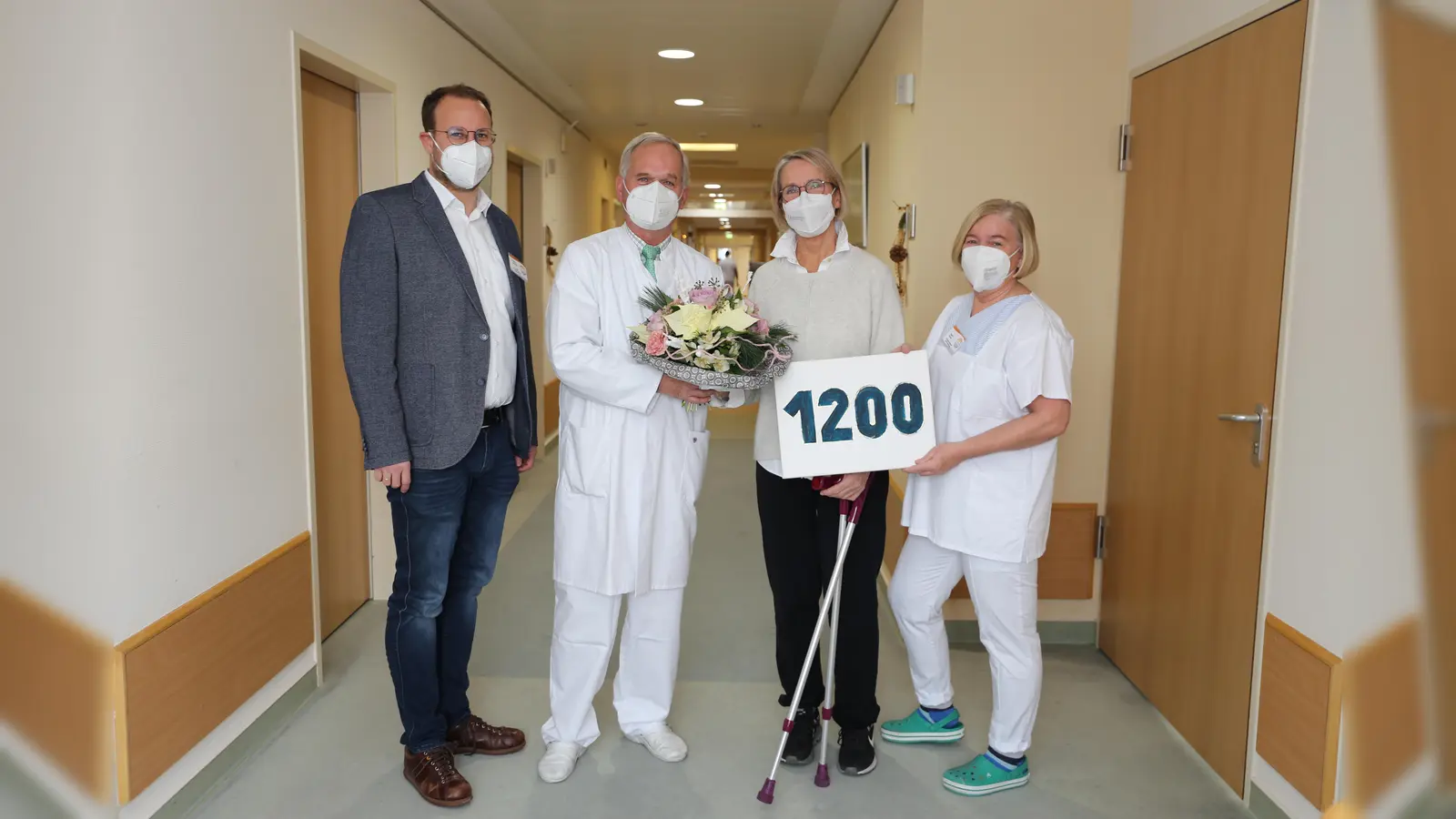 Die Klinik für Orthopädie am St. Vincenz Hospital der KHWE feiert ihre 1200. Prothese (v.l.): Leiter Geschäftsbereich Krankenhaus Simon Schmale, Chefarzt Prof. Dr. Rolf Haaker, Patientin Marie-Luise Meyn und Pflege-Teamleitung Ingrid Rohde. (Foto: KHWE)