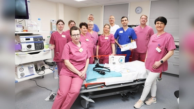 Adipositas-Patienten, die unter dem Dumping-Syndrom leiden, können in der Klinik für Gastroenterologie am St. Josef Hospital der KHWE auch endoskopisch behandelt werden. Das Team rund um Chefarzt Dr. Marcus Rübsam und Oberärztin Olga Jörn (rechts) ist spezialisiert auf die neue technische Innovation. (Foto: KHWE)