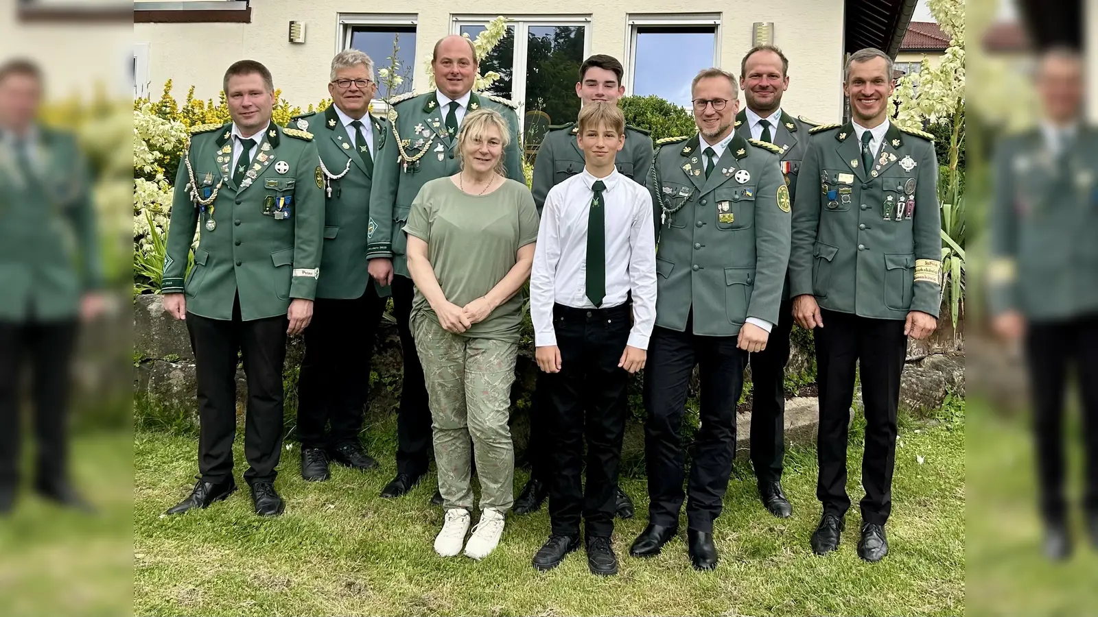 V.l.: Schriftführer und Jungschützenmeister Patrick Ide, Küster Reimund Tewes, König Christian Milleg, Susanne Saage, Messdiener Jasper Hake, Messdiener Henri Lotze, Kassierer Alexander Hake, 2. Kassierer Nico Kröger, Brudermeister Jörg Aufenanger. (Foto: privat)