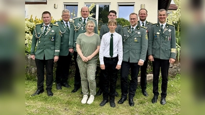 V.l.: Schriftführer und Jungschützenmeister Patrick Ide, Küster Reimund Tewes, König Christian Milleg, Susanne Saage, Messdiener Jasper Hake, Messdiener Henri Lotze, Kassierer Alexander Hake, 2. Kassierer Nico Kröger, Brudermeister Jörg Aufenanger. (Foto: privat)
