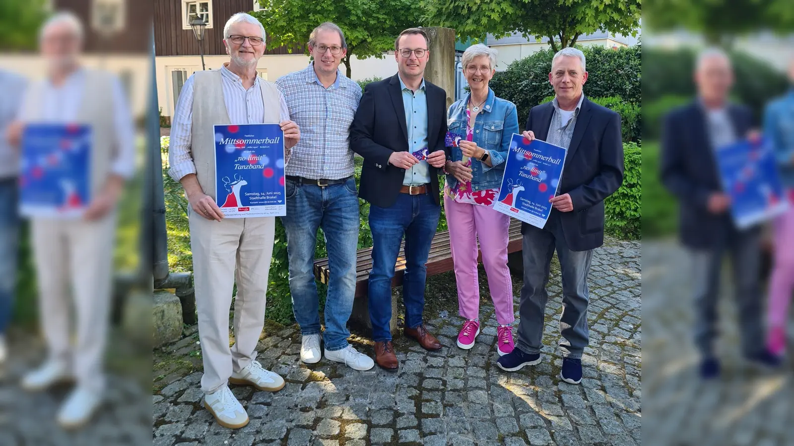 V.l.: Dieter Rauchmann (Stellvertr. AL Tanzen), Karsten Oeynhausen (1.Vorsitzender der DJK „Adler 1920“ Brakel e.V.), Alexander Kleinschmidt (allgemeiner Vertreter des Bürgermeisters der Stadt Brakel), Birgit Rauchmann (Abteilungsleitung Tanzen) und Martin Ellermann (Tanzsporttrainer). (Foto: privat)
