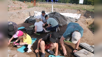 Im Archäologiepark Höxter dürfen große und kleine Besucher mit Stadtarchäologe Ralf Mahytka in einem mittelalterlichen Keller buddeln. (Foto: Huxarium Gartenpark Höxter)
