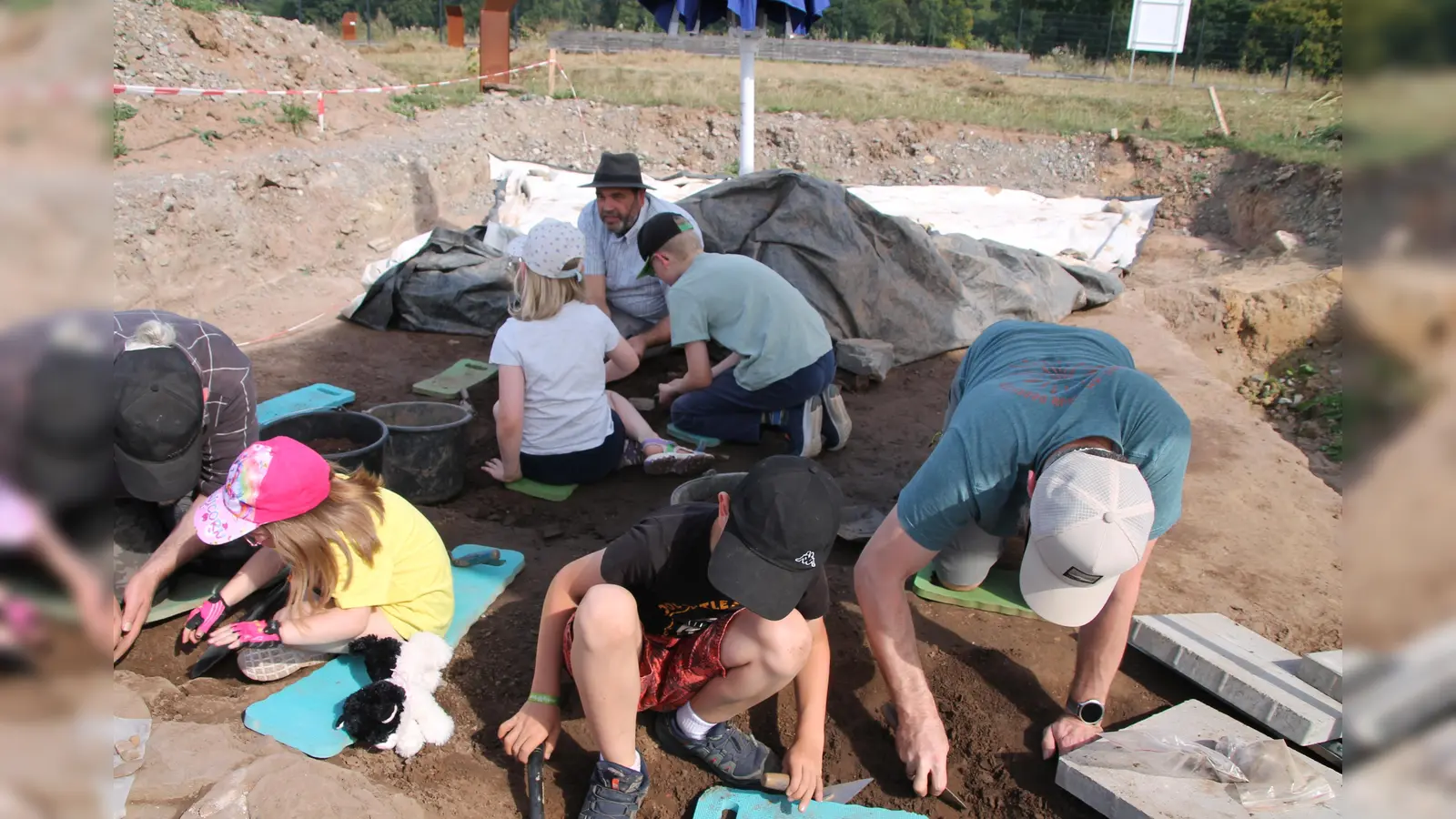 Im Archäologiepark Höxter dürfen große und kleine Besucher mit Stadtarchäologe Ralf Mahytka in einem mittelalterlichen Keller buddeln. (Foto: Huxarium Gartenpark Höxter)